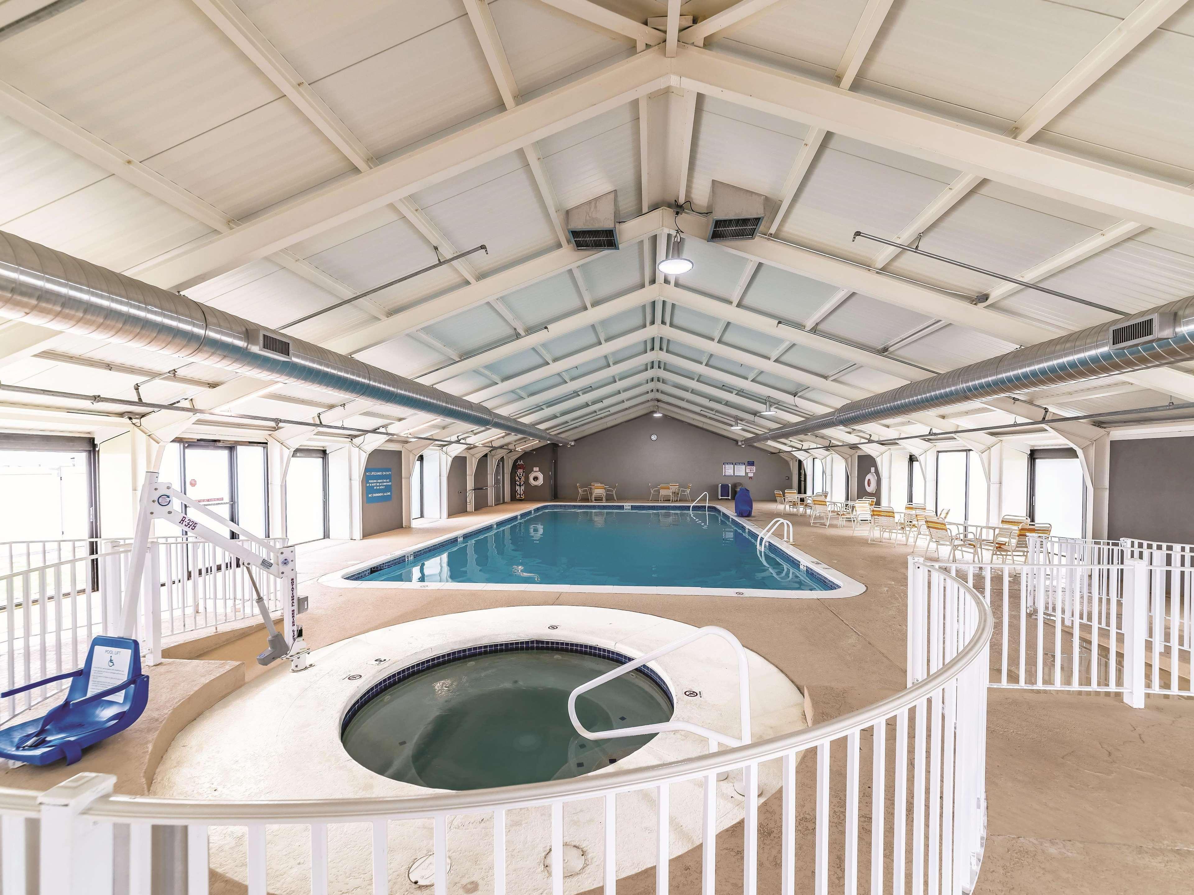 Ramada Inn By Wyndham Fairfield Nj Exterior foto
