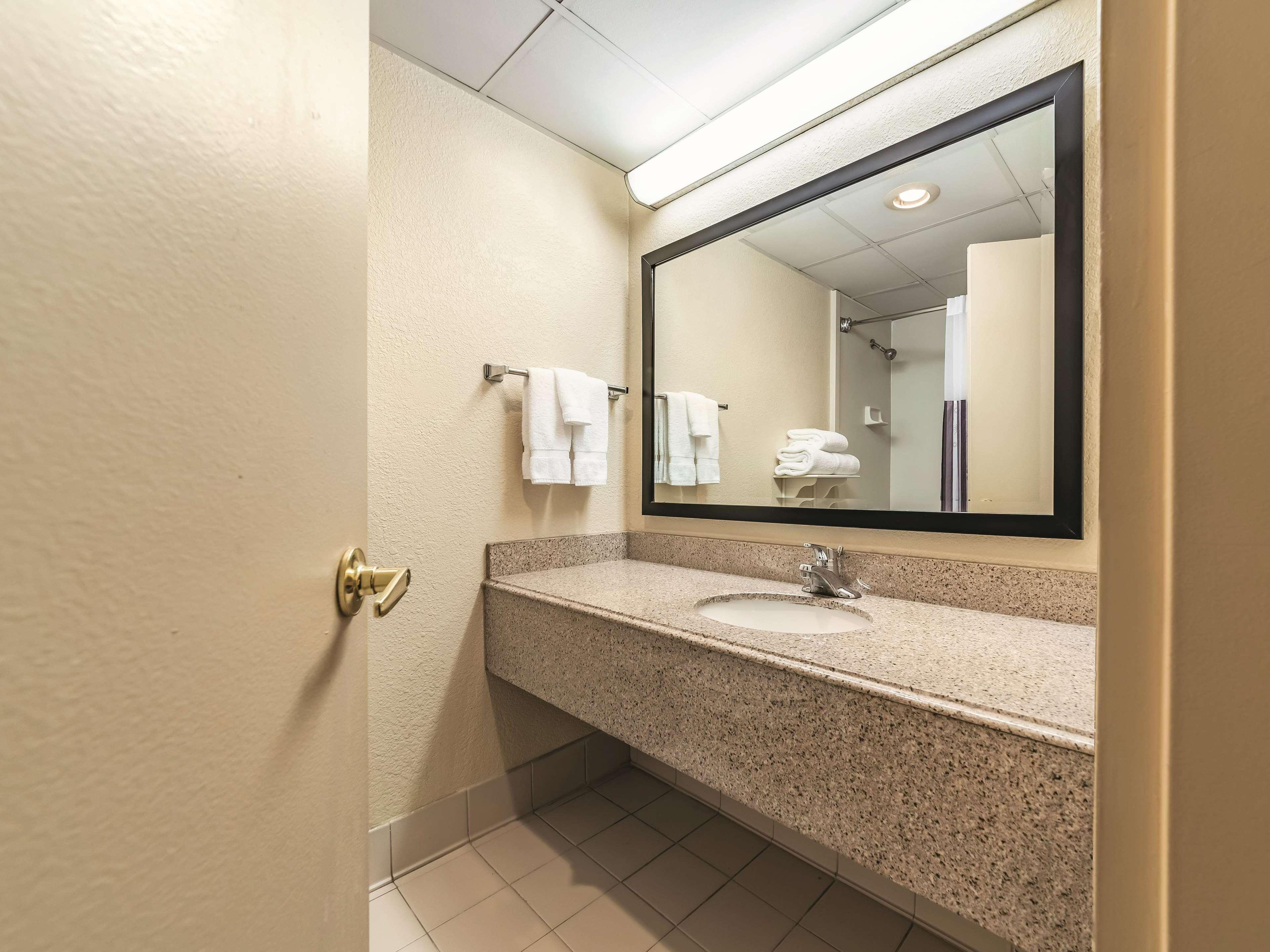 Ramada Inn By Wyndham Fairfield Nj Exterior foto