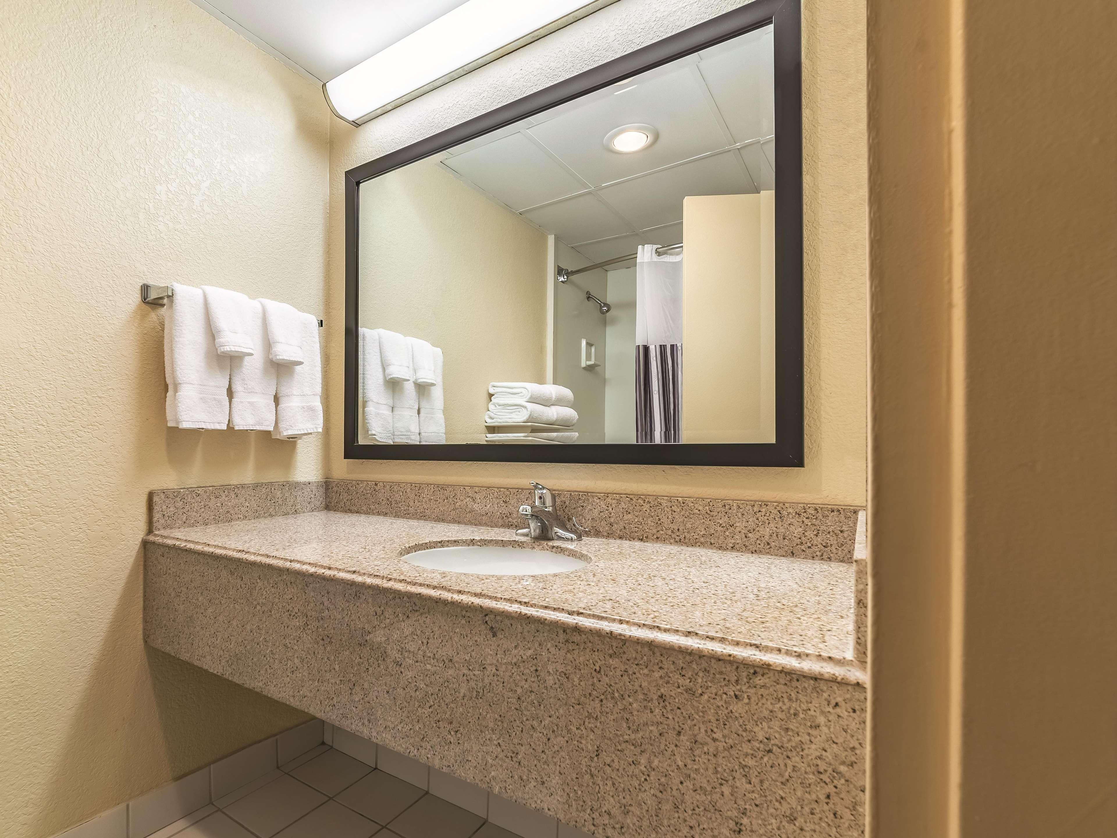 Ramada Inn By Wyndham Fairfield Nj Exterior foto