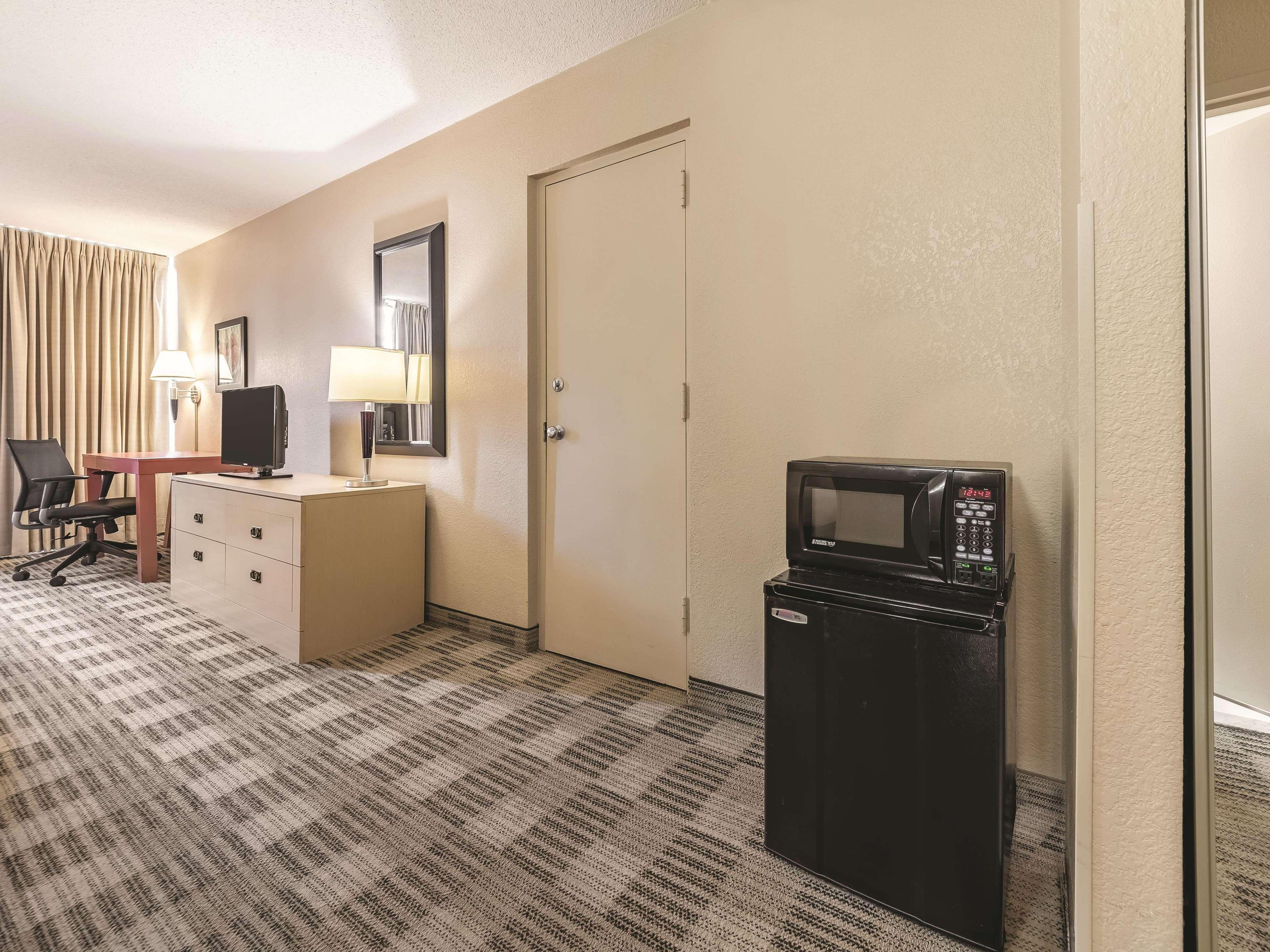 Ramada Inn By Wyndham Fairfield Nj Exterior foto