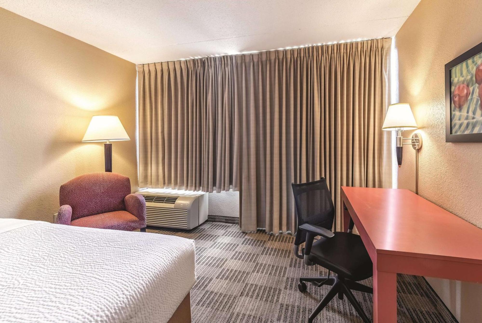 Ramada Inn By Wyndham Fairfield Nj Exterior foto