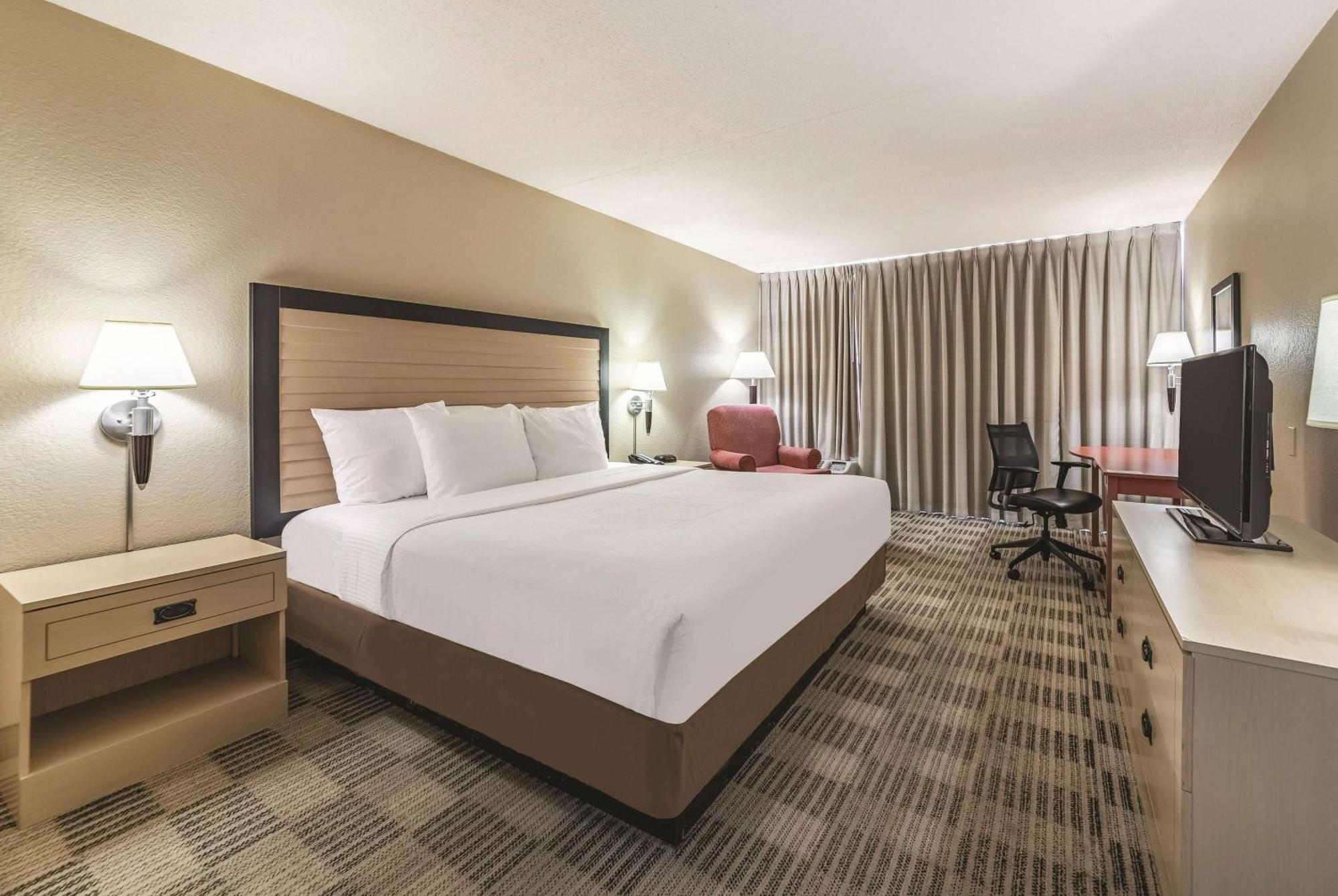 Ramada Inn By Wyndham Fairfield Nj Exterior foto
