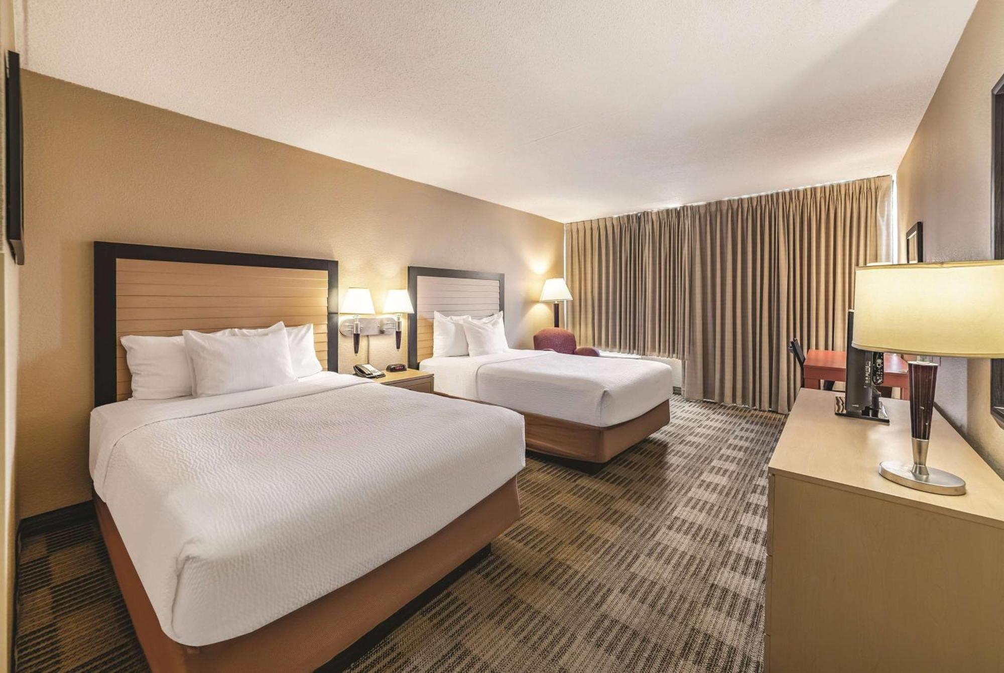 Ramada Inn By Wyndham Fairfield Nj Exterior foto